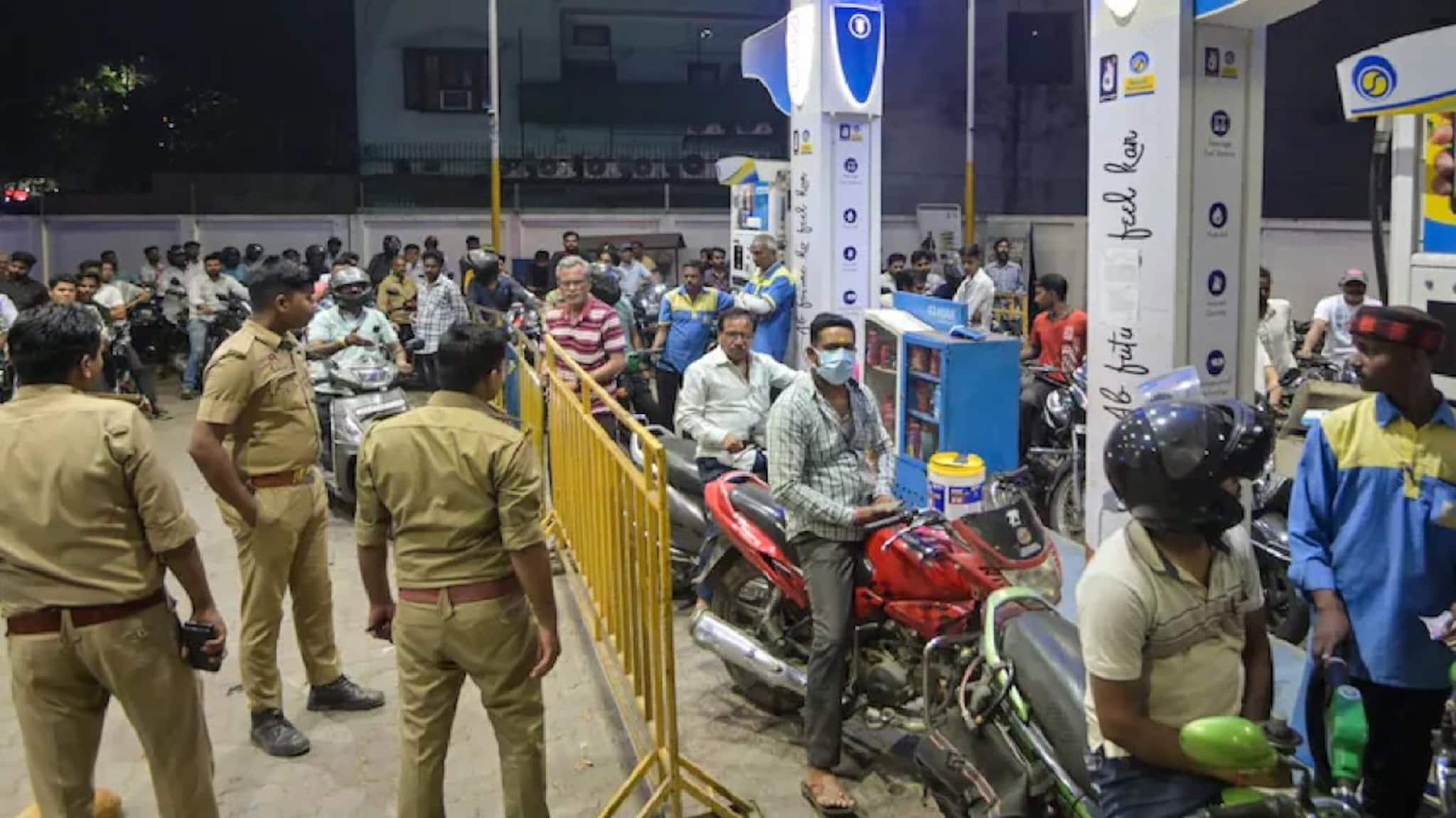 Petrol : বাইক পাবে ২০০ টাকার পেট্রোল, চার চাকা ২০০০ টাকার! এনার্জি লকডাউন কি তা হলে হচ্ছেই? দেশের এক পেট্রোল পাম্পে নতুন নির্দেশিকা