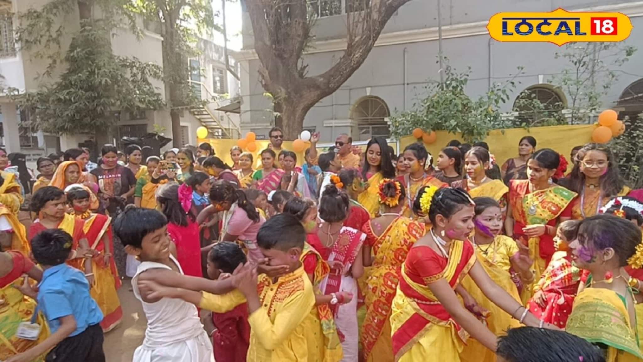 Holi 2026: পুরুলিয়ায় 'অকাল বসন্ত' উৎসব! পলাশের রঙে রাঙা চারিদিক, শাড়ি-ধুতিতে কচিকাঁচাদের আবির খেলা, দেখুন চোখ জুড়ানো ছবি