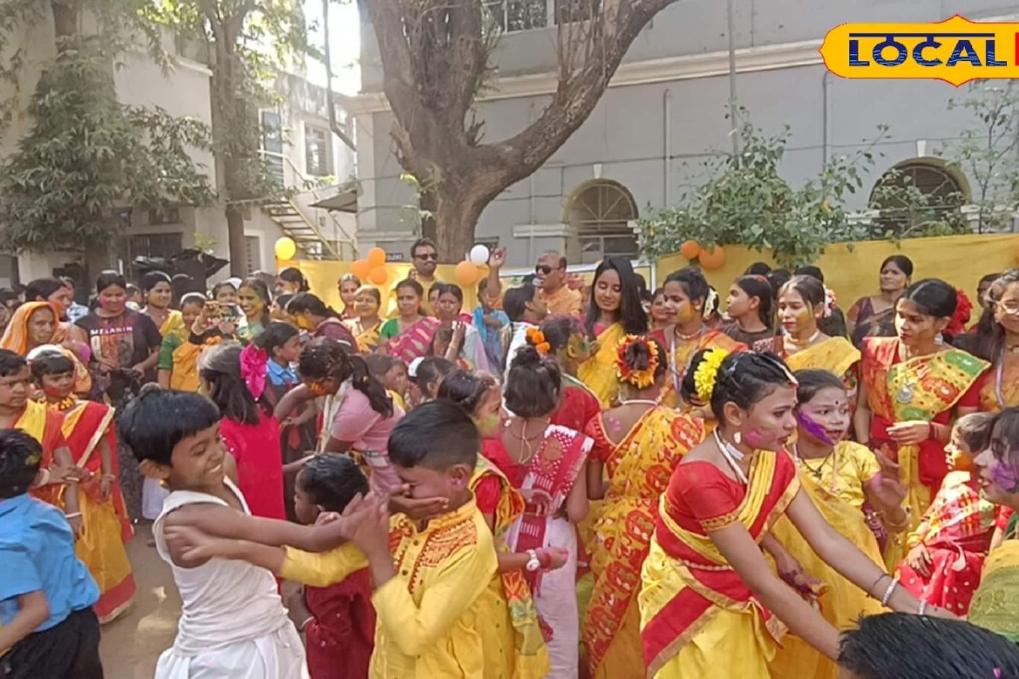 পুরুলিয়ায় 'অকাল বসন্ত' উৎসব! পলাশের রঙে রাঙা চারিদিক, শাড়ি-ধুতিতে কচিকাঁচাদের আবির খেলা পুরুলিয়ায় 'অকাল বসন্ত' উৎসব! পলাশের রঙে রাঙা চারিদিক, শাড়ি-ধুতিতে কচিকাঁচাদের আবির খেলা