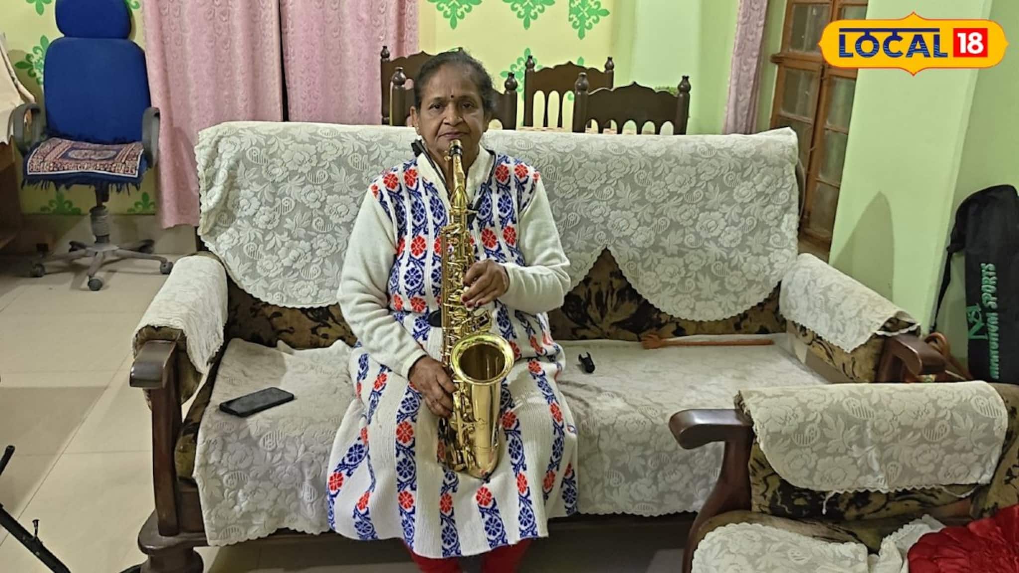 Purulia Talent: ৭৪ বছর বয়সে স্যাক্সোফোন বাজিয়ে বাজিমাত! গৃহবধূ থেকে পেশাদার শিল্পী, বৃদ্ধার তাক লাগানো প্রতিভায় মুগ্ধ পুরুলিয়া