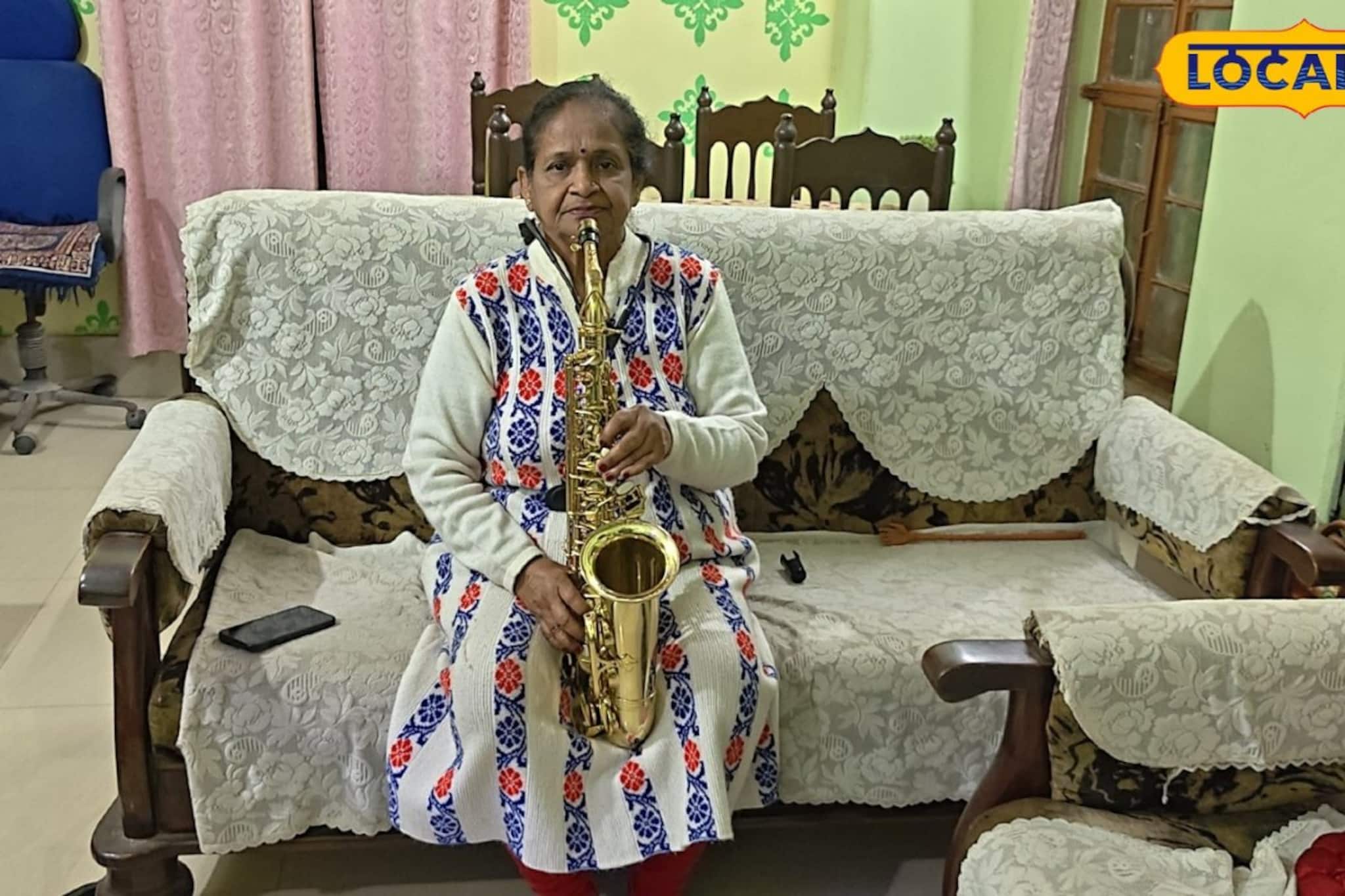 ৭৪ বছর বয়সে স্যাক্সোফোন বাজিয়ে বাজিমাত! গৃহবধূর তাক লাগানো প্রতিভা, মুগ্ধ পুরুলিয়া