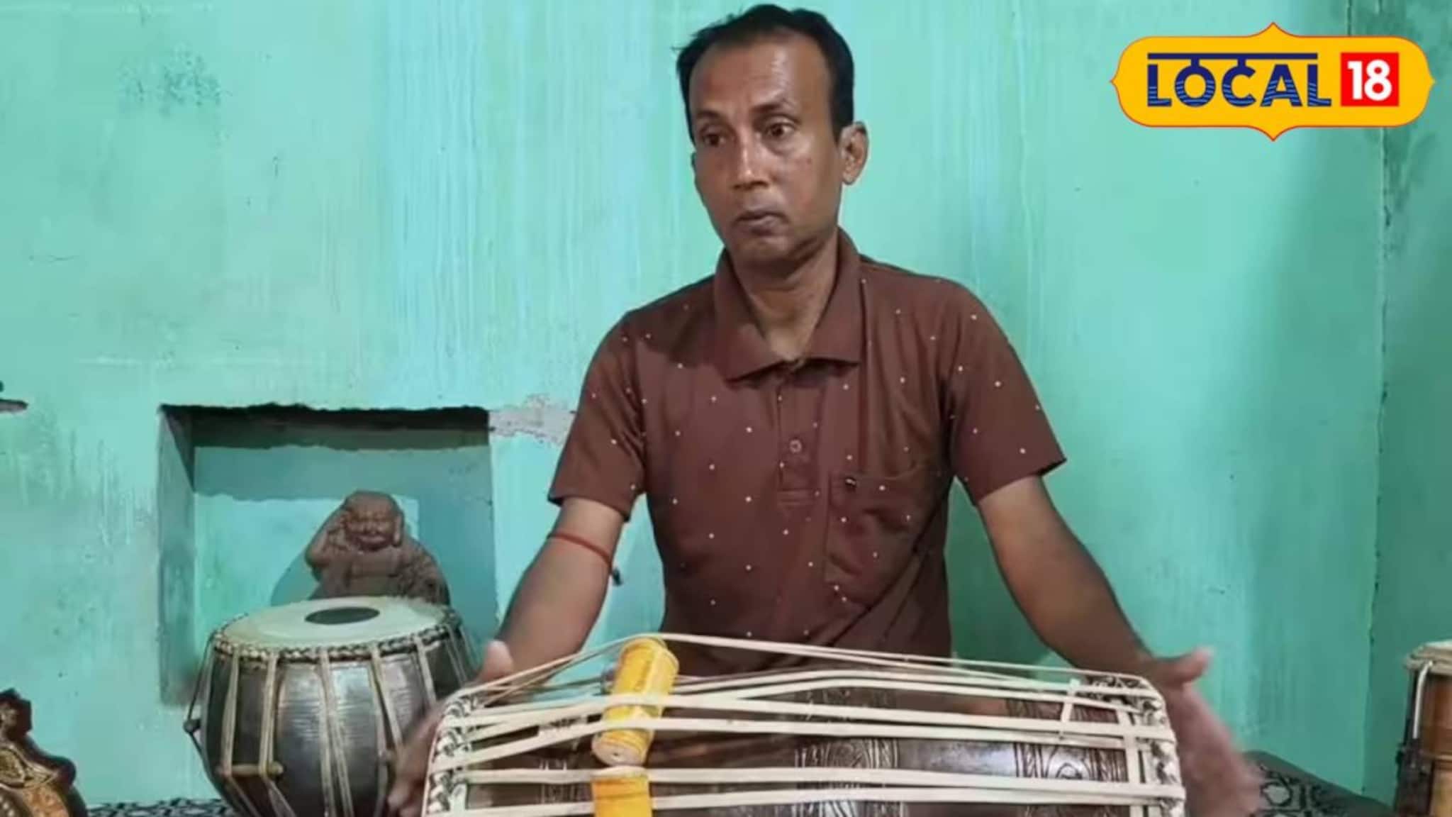 জেলায় তিনিই একা! পাখোয়াজ বাঁচিয়ে রাখার লড়াইয়ে রঘুনাথপুরের বাদ্যশিল্পী