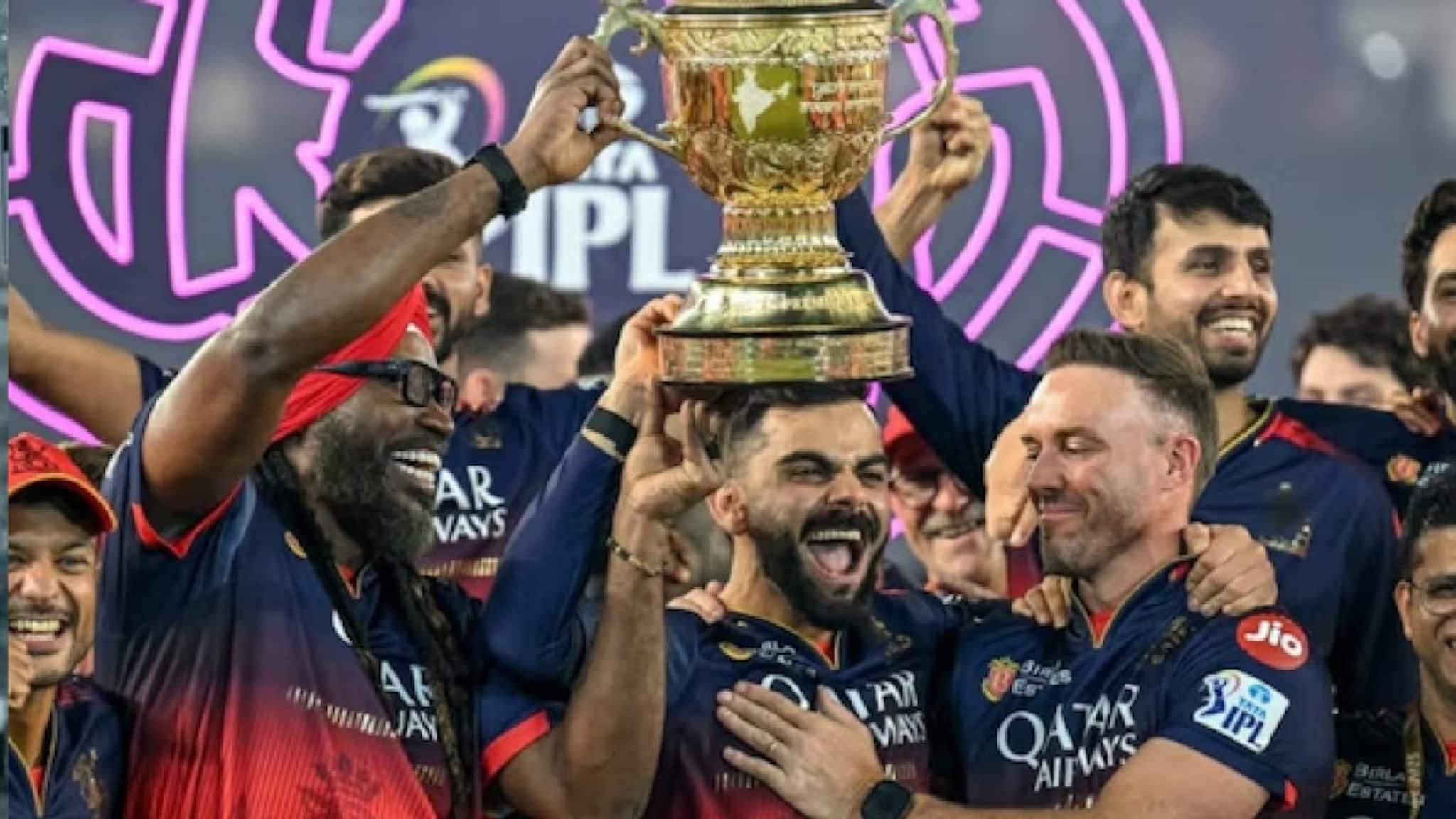 RCB : রাত পোহালেই শুরু আইপিএল, তার আগে সব থেকে বড় ধাক্কা খেল আরসিবি! তারকা ক্রিকেটার গোটা টুর্নামেন্ট থেকে বাদ!