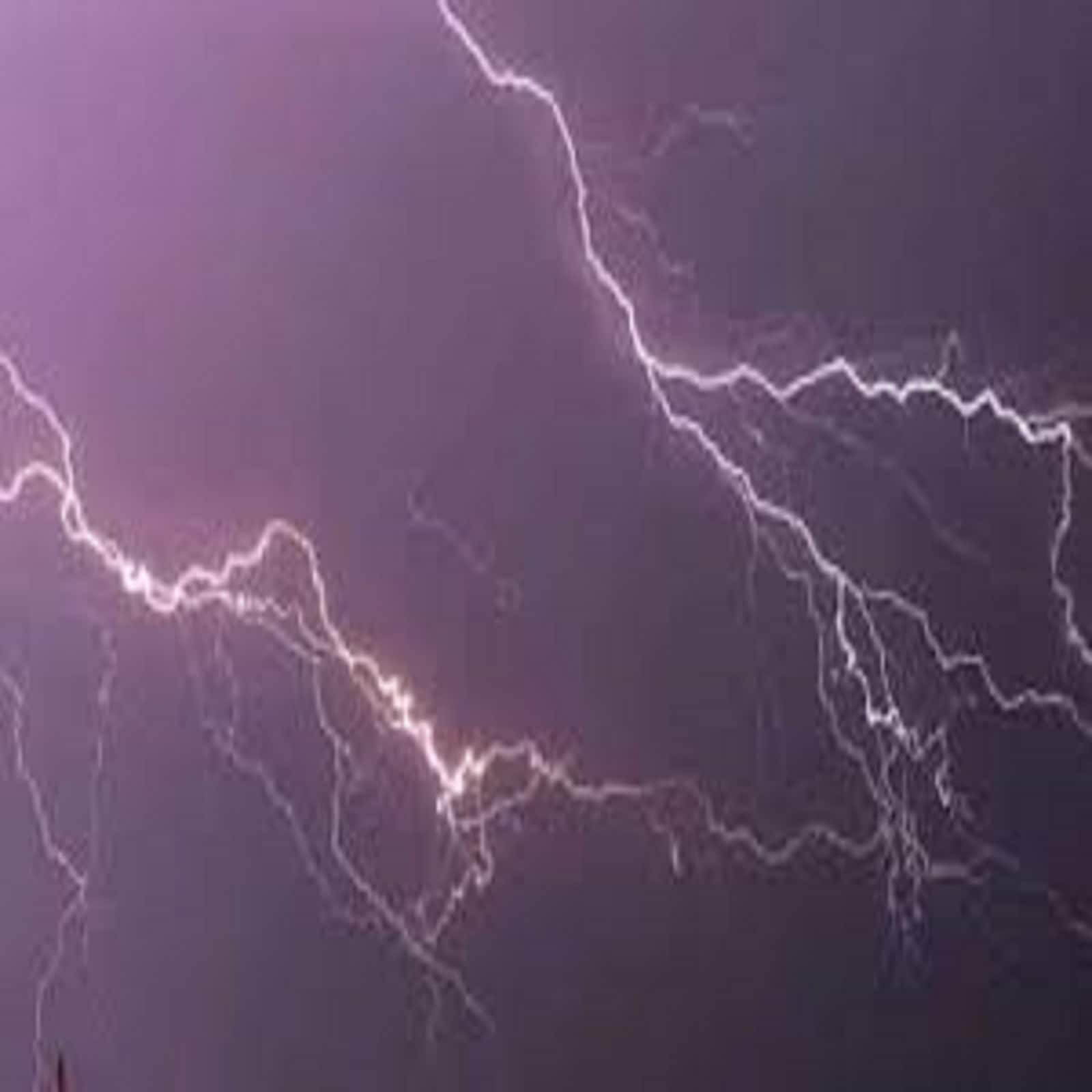 আজ ও কাল রাজ্যজুড়ে ঝড় বৃষ্টির সম্ভাবনা বাড়বে। শিলা বৃষ্টি কালবৈশাখী এবং ভারী বৃষ্টির পূর্বাভাস। দুদিন পর থেকে দক্ষিণবঙ্গে বাড়বে তাপমাত্রা। পশ্চিমের জেলাগুলিতে এপ্রিল মাসের প্রথম সপ্তাহে তাপমাত্রা ৪০ ডিগ্রিতে পৌঁছতে পারে। 