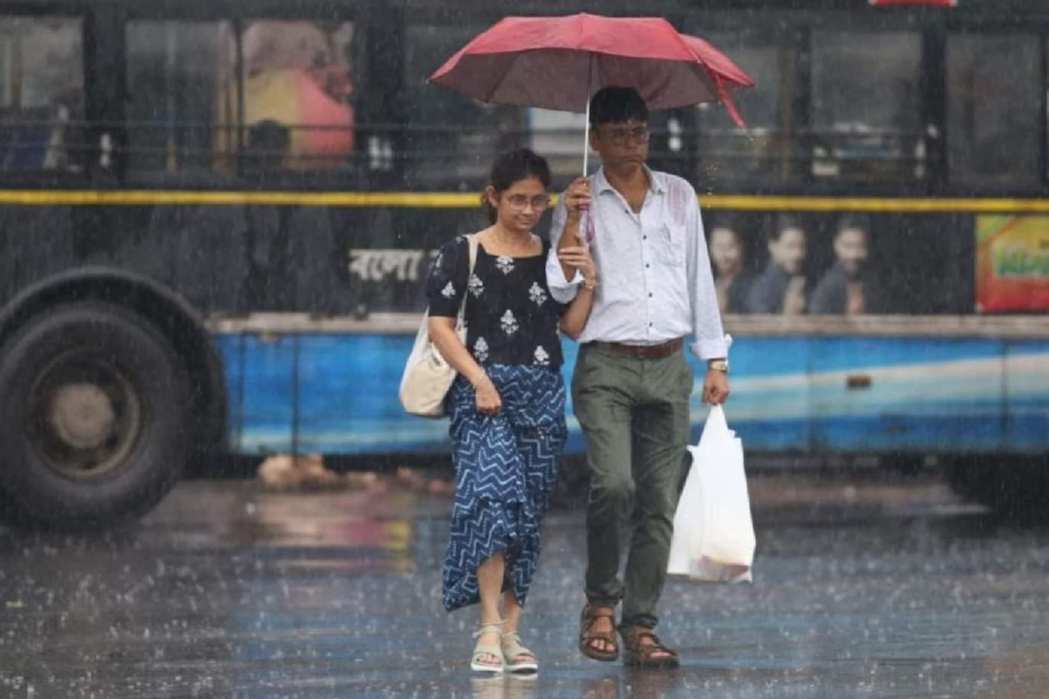 দমকা ঝোড়ো বাতাস, কোথাও বজ্রবিদ্যুৎ-সহ বৃষ্টির পূর্বাভাস! ভিজবে কোন কোন জেলা? ওয়েদার আপডেট