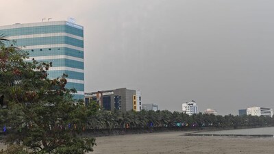 কলকাতায় সকালে মনোরম আবহাওয়া এবং বেলা বাড়লে উষ্ণতা বাড়বে। সর্বোচ্চ তাপমাত্রা এখনও স্বাভাবিকের বেশ কিছুটা নীচে রয়েছে। রাতের তাপমাত্রা বা সর্বনিম্ন তাপমাত্রা স্বাভাবিকের উপরে। আগামী ২৪ ঘণ্টায় আরও কিছুটা বাড়বে সর্বোচ্চ তাপমাত্রা। কলকাতায় আজ, বৃহস্পতিবার পরিষ্কার আকাশ। সামান্য সময় আংশিক মেঘলা আকাশ হতে পারে। শুক্রবার থেকে আংশিক মেঘলা আকাশ। বেলায় মেঘলা আকাশের পূর্বাভাস রয়েছে। আবহাওয়ার পরিবর্তন হবে। শুক্রবার থেকে রবিবার আরও এক দফায় ঝড়বৃষ্টির স্পেল চলবে। হতে পারে কালবৈশাখী ঝড়ও! শনিবার ঝড়বৃষ্টির সম্ভাবনা বেশি থাকবে।