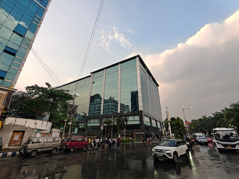 আজ, শুক্রবার থেকে ঝড়বৃষ্টির আরও একটা স্পেল চলবে। কালবৈশাখীর পরিস্থিতি এবং শিলাবৃষ্টির সম্ভাবনা রয়েছে। থাকবে বজ্রপাতের আশঙ্কাও! উত্তরবঙ্গে ভারী বৃষ্টির আশঙ্কাও থাকবে। উত্তরবঙ্গে বজ্রবিদ্যুৎ-সহ ঝড়বৃষ্টির সম্ভাবনা বাড়বে। ঝড় ও শিলাবৃষ্টিতে দুর্যোগের আশঙ্কা রয়েছে; উইকেন্ডে ঝড়বৃষ্টির পরিমাণ বাড়বে। আগামী ৪৮ ঘণ্টায় ভারী বৃষ্টির পূর্বাভাস রয়েছে। নামতে পারে ধস। আজ, শুক্রবার ভারী বৃষ্টির সঙ্গে শিলাবৃষ্টির সম্ভাবনা রয়েছে। দার্জিলিং এবং কালিম্পংয়ে শিলাবৃষ্টির সতর্কতা জারি করা হয়েছে। আজ, শুক্রবার থেকে ঝড়বৃষ্টির আরও একটা স্পেল চলবে। কালবৈশাখীর পরিস্থিতি এবং শিলাবৃষ্টির সম্ভাবনা রয়েছে। থাকবে বজ্রপাতের আশঙ্কাও! উত্তরবঙ্গে ভারী বৃষ্টির আশঙ্কাও থাকবে। উত্তরবঙ্গে বজ্রবিদ্যুৎ-সহ ঝড়বৃষ্টির সম্ভাবনা বাড়বে। ঝড় ও শিলাবৃষ্টিতে দুর্যোগের আশঙ্কা রয়েছে; উইকেন্ডে ঝড়বৃষ্টির পরিমাণ বাড়বে। আগামী ৪৮ ঘণ্টায় ভারী বৃষ্টির পূর্বাভাস রয়েছে। নামতে পারে ধস। আজ, শুক্রবার ভারী বৃষ্টির সঙ্গে শিলাবৃষ্টির সম্ভাবনা রয়েছে। দার্জিলিং এবং কালিম্পংয়ে শিলাবৃষ্টির সতর্কতা জারি করা হয়েছে।