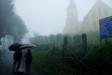 কয়েক ঘণ্টার মধ্যেই ঝেঁপে ঝড়-বৃষ্টি রাজ্যের এই দুই জেলায়! তালিকায় আপনার এলাকা নেই তো?
