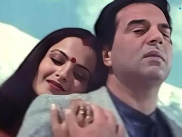 শুধু বচ্চন নয়, ধর্মেন্দ্রর সঙ্গেও রেখার রসায়ন ছিল দেখার মতো, ১৯৮২ সালে সিনেমা হল কাঁপিয়ে দিয়েছিল ‘গজব’