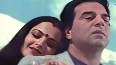 শুধু বচ্চন নয়, ধর্মেন্দ্রর সঙ্গেও রেখার রসায়ন ছিল দেখার মতো, ১৯৮২ সালে সিনেমা হল কাঁপিয়ে দিয়েছিল ‘গজব’