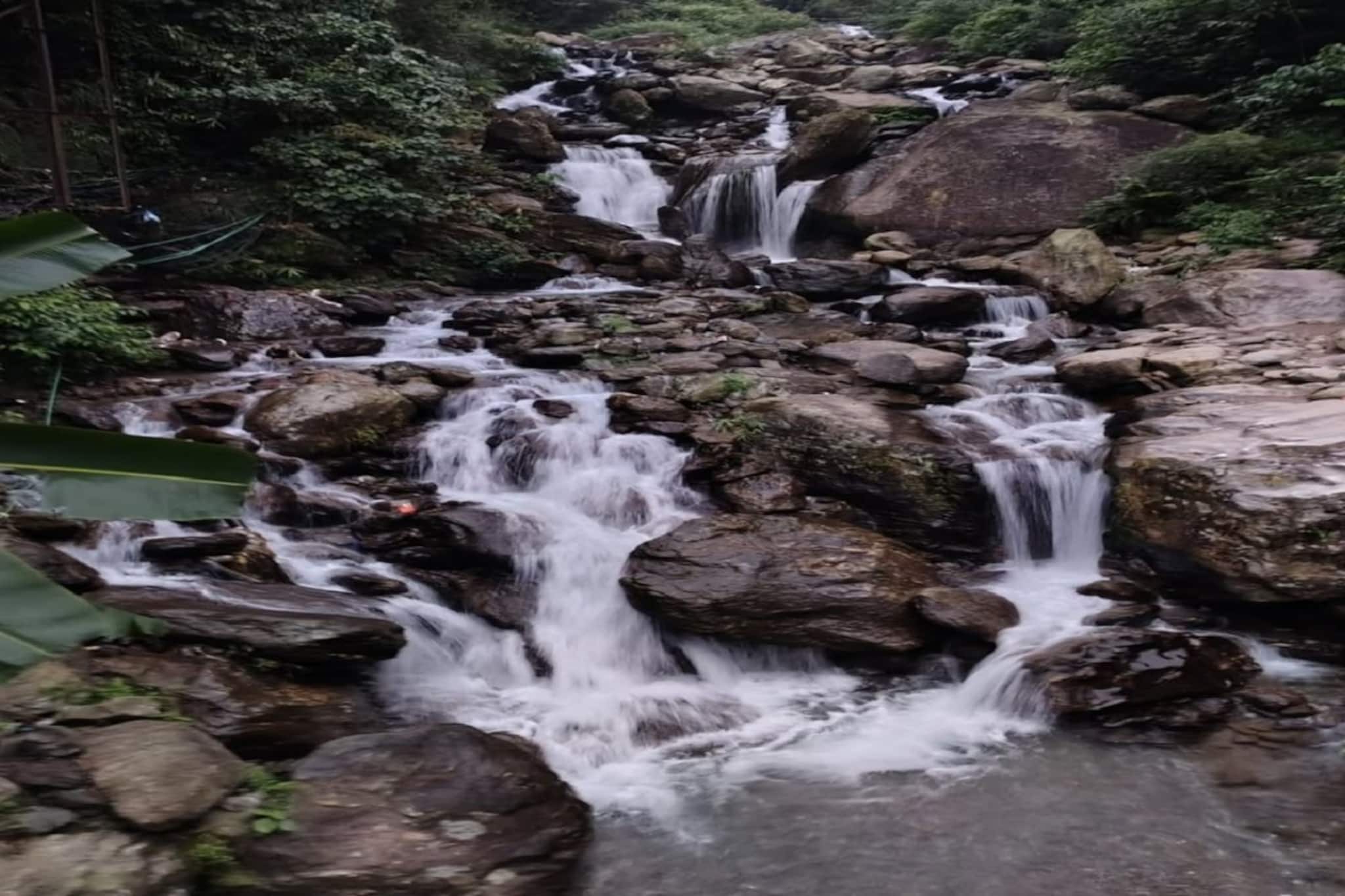 একদিনের ছুটি, শহরের কাছেই লুকিয়ে ‘স্বর্গ’! শিলিগুড়ি থেকে ৪৫ মিনিটে পৌঁছে যান রোহিণী ওয়াটারফল