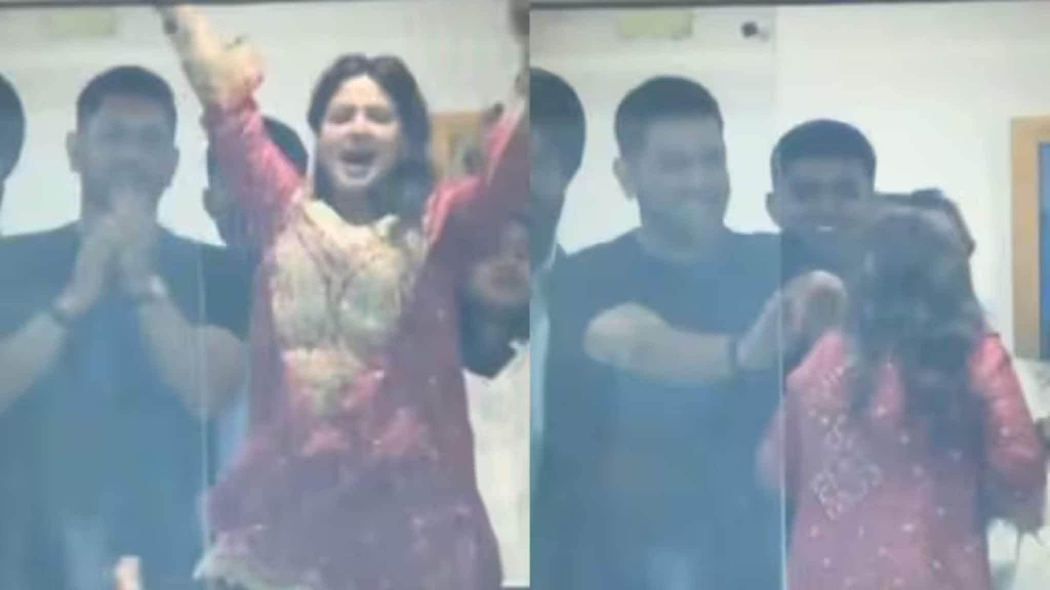 টানটান উত্তেজনার ম্যাচে ধোনি-সাক্ষীর মিষ্টি মুহূর্ত! মন জিতে নিল নেট দুনিয়ার