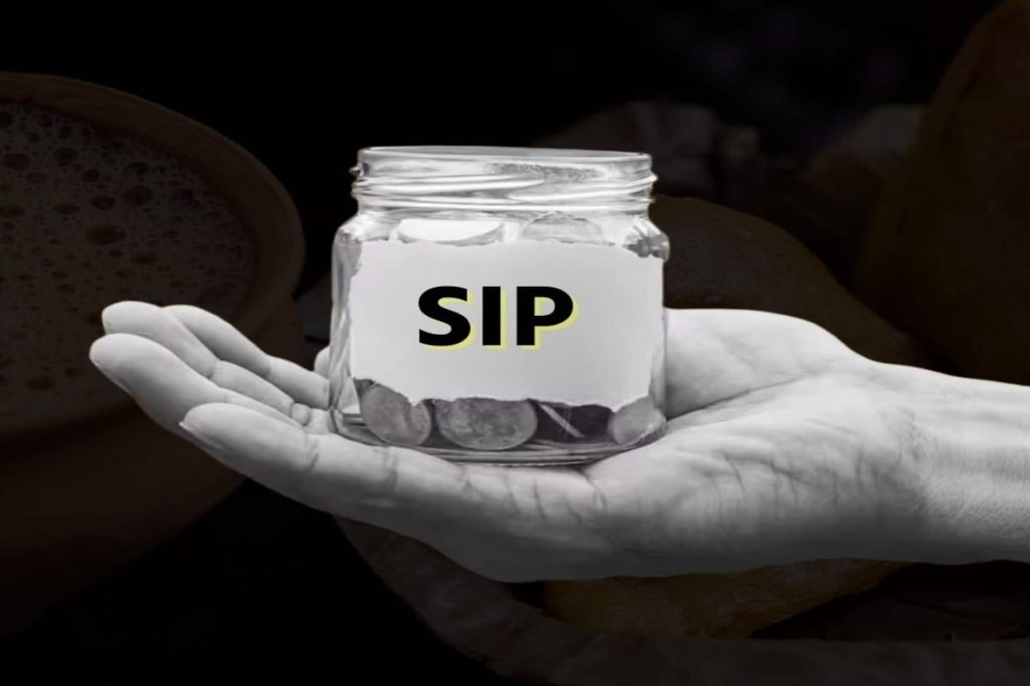 স্ত্রী-র নামে SIP করছেন? সাবধান! কর বাঁচানোর এই কৌশলটি কিন্তু আপনাকে বিপদে ফেলে দিতে পারে