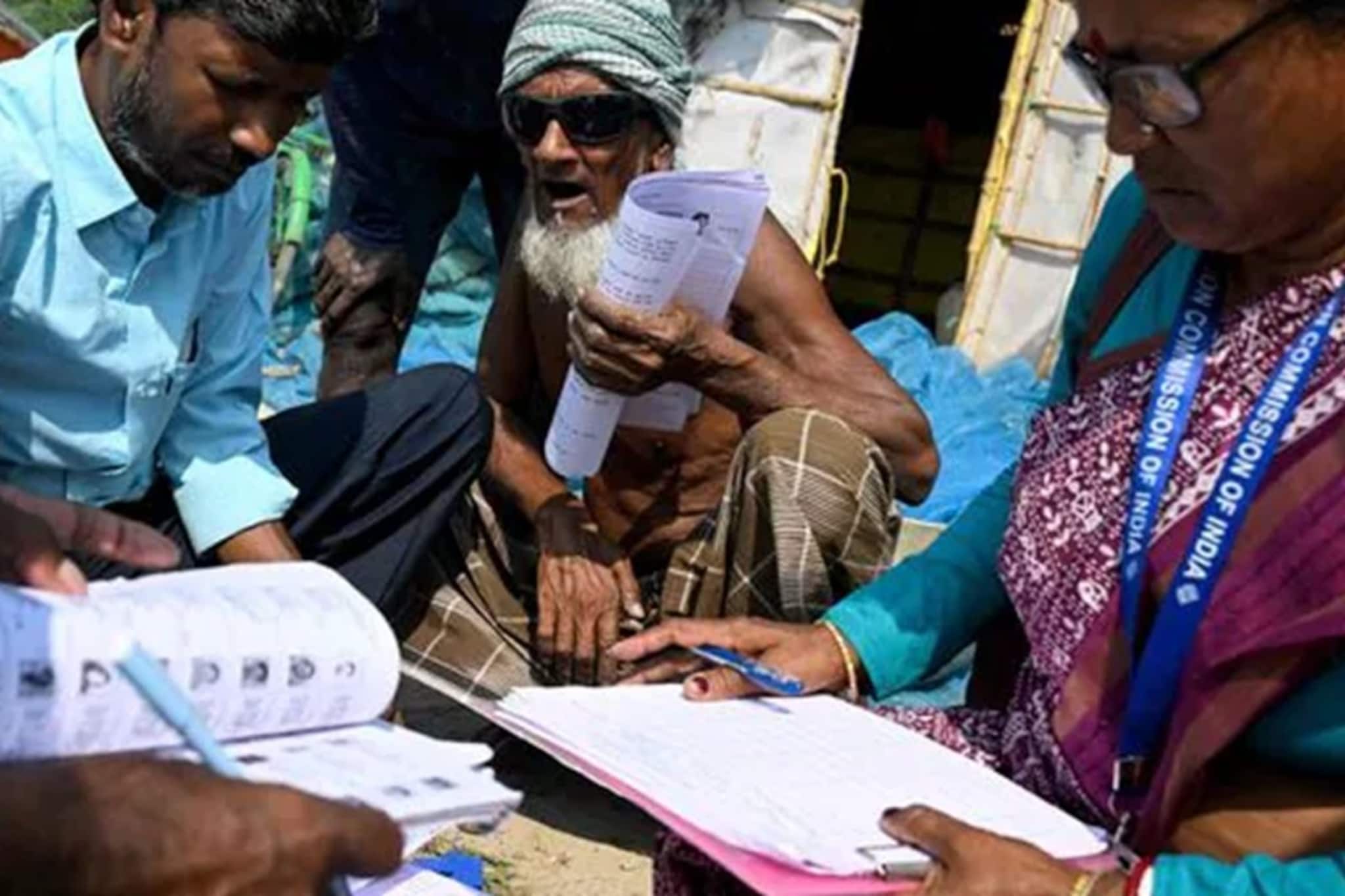 আজই কি প্রথম দফার সাপ্লিমেন্টারি তালিকা প্রকাশ? বাদ পড়তে পারে কত জন ভোটারের নাম? আজই কি প্রথম দফার সাপ্লিমেন্টারি তালিকা প্রকাশ? বাদ পড়তে পারে কত জন ভোটারের নাম?
