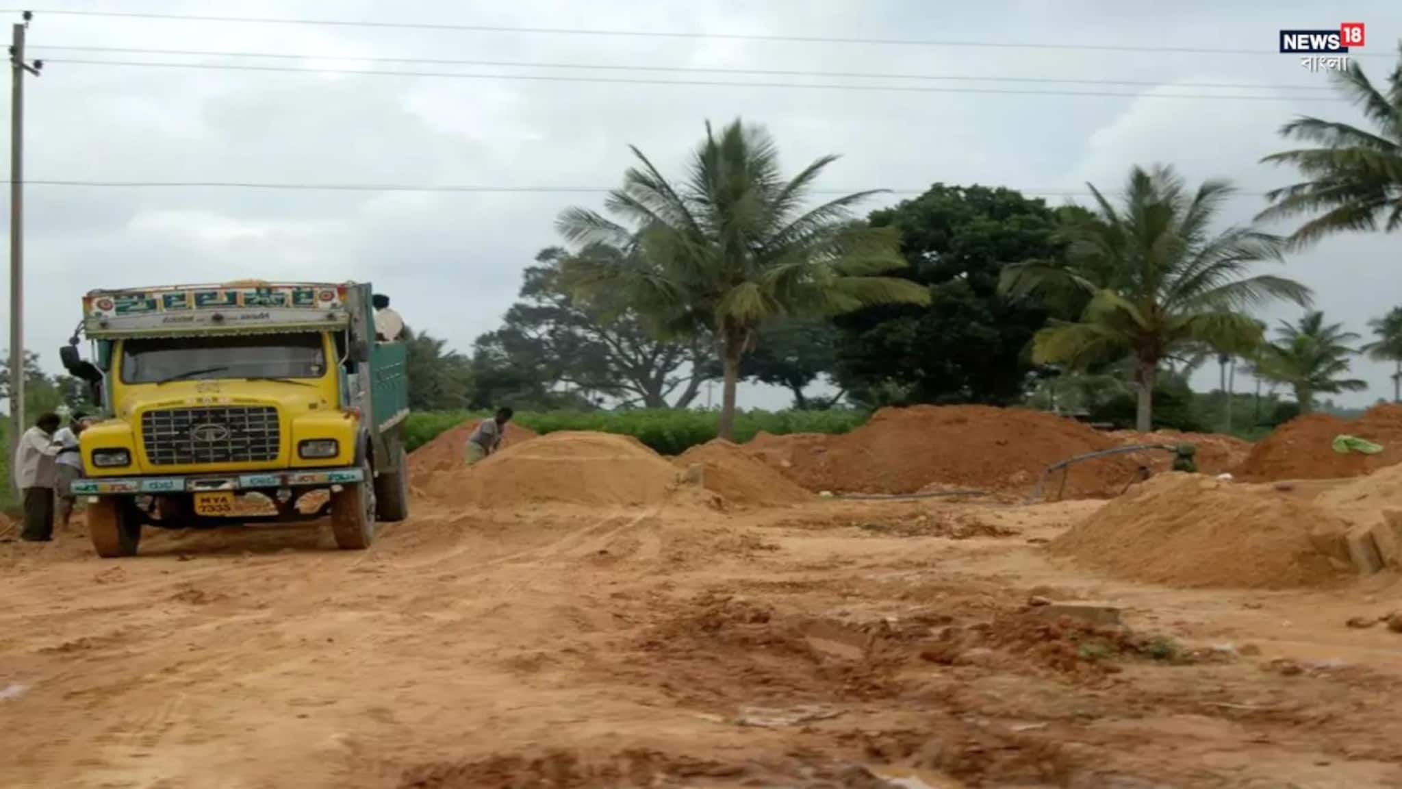 Sand Scandal: নদীর চর কেটে দেদার বালি তোলা, ভিন রাজ্যে পাচারের অভিযোগ জলঢাকা নদী ঘিরে