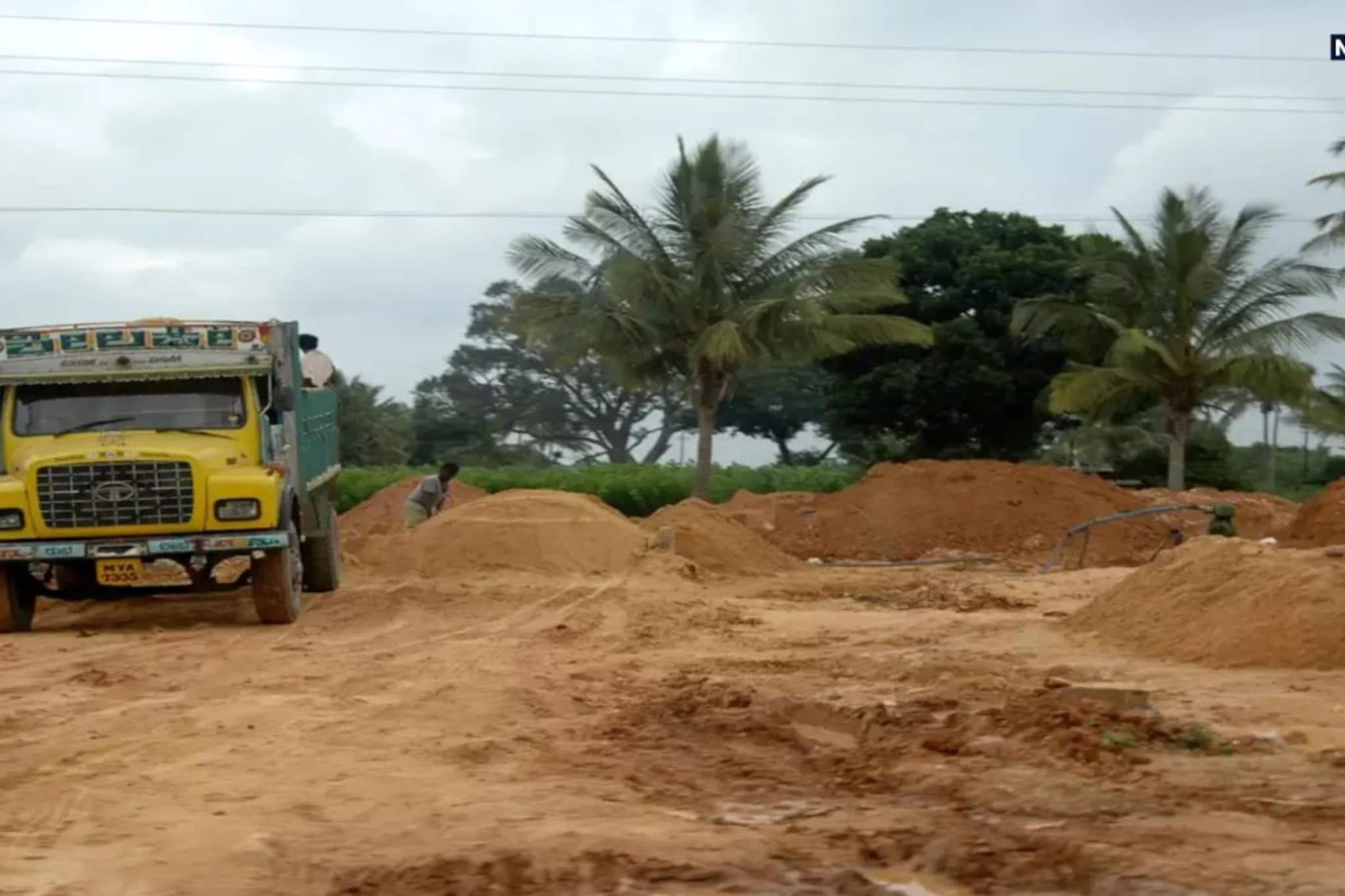 নদীর চর কেটে দেদার বালি তোলা, ভিন রাজ্যে পাচারের অভিযোগ জলঢাকা নদী ঘিরে নদীর চর কেটে দেদার বালি তোলা, ভিন রাজ্যে পাচারের অভিযোগ জলঢাকা নদী ঘিরে