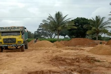 Sand Scandal: নদীর চর কেটে দেদার বালি তোলা, ভিন রাজ্যে পাচারের অভিযোগ জলঢাকা নদী ঘিরে