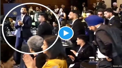 অ্যাওয়ার্ড ছেড়ে কেএল রাহুলকে গিয়ে জড়িয়ে ধরলেন সঞ্জু স্যামসন ! (Photo: X) অ্যাওয়ার্ড ছেড়ে কেএল রাহুলকে গিয়ে জড়িয়ে ধরলেন সঞ্জু স্যামসন ! (Photo: X)