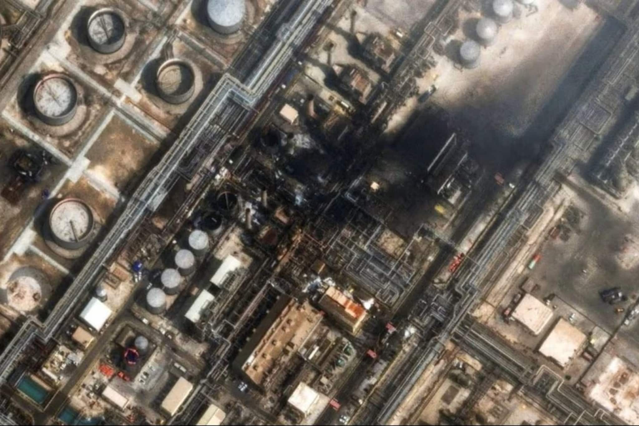 সৌদির তেল শোধনাগারে ইরানের ড্রোন হামলা ! রাস তানুরা শোধনাগারের স্যাটেলাইট ছবি প্রকাশ্যে সৌদির তেল শোধনাগারে ইরানের ড্রোন হামলা ! রাস তানুরা শোধনাগারের স্যাটেলাইট ছবি প্রকাশ্যে