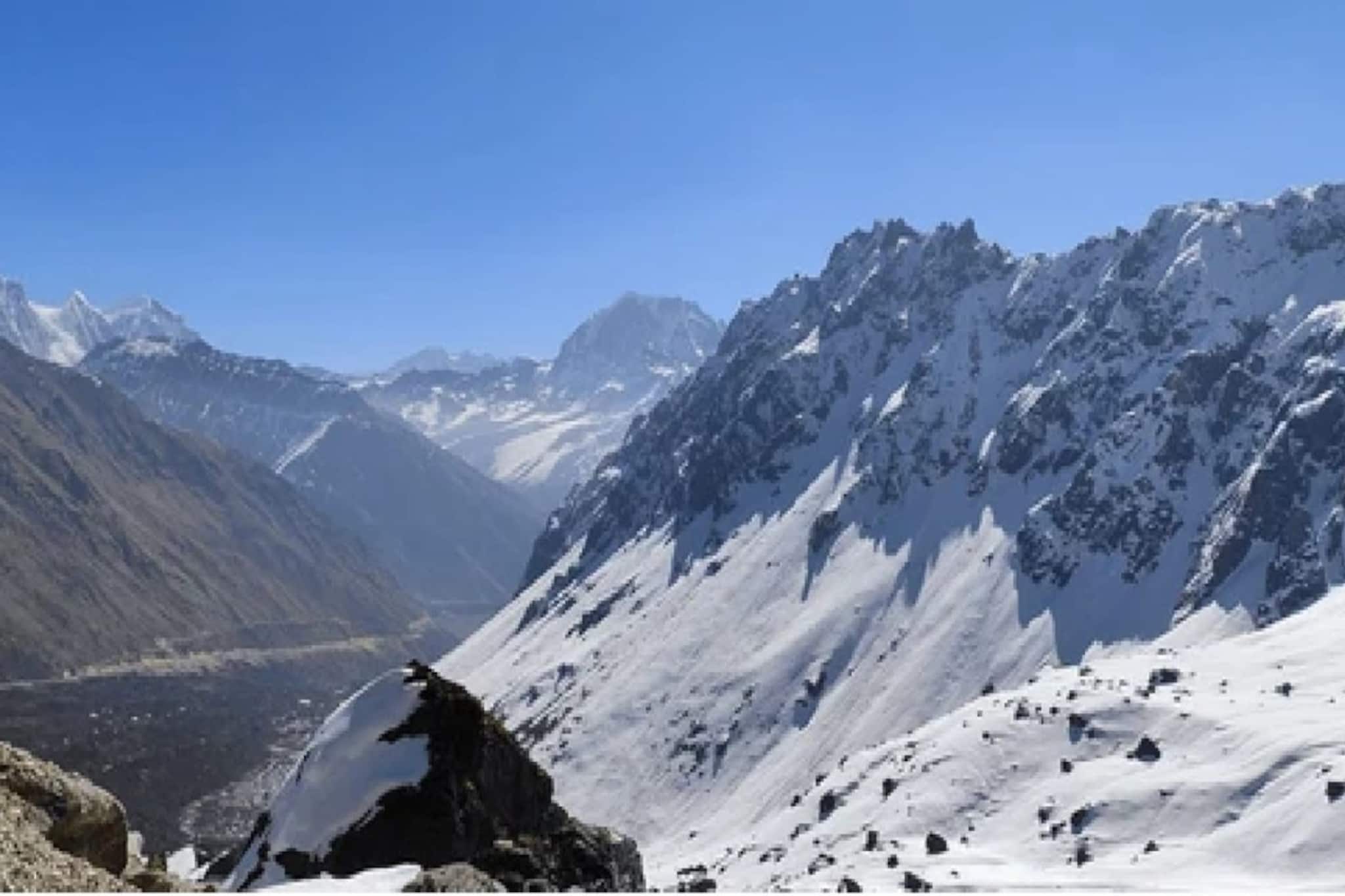 সাদা-কালো বরফ-পাথরের ক্যানভাস, রুক্ষ হলেও 'কালা পাথার' মন ভিজিয়ে দেয়! অফবিট সিকিমের খোঁজ
