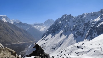 সাদা-কালো বরফ-পাথরের ক্যানভাস, রুক্ষ হলেও 'কালা পাথার' মন ভিজিয়ে দেয়! অফবিট সিকিমের খোঁজ