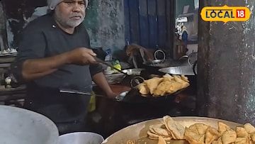 স্বাদে..., কিন্তু দাম মাত্র আড়াই টাকা! ঝালদার বিখ্যাত সিঙারা কিনতে লম্বা লাইন