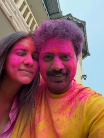 পাহাড়ের কোলে গোপালী আবিরে রঙিন হলেন দেবের রুক্মিনী! আদর করে দেবের গালেও দিলেন রং পাহাড়ের কোলে গোপালী আবিরে রঙিন হলেন দেবের রুক্মিনী! আদর করে দেবের গালেও দিলেন রং