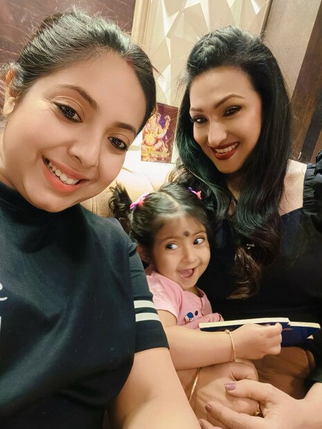 Tollywood Gossip: একদিকে নিজের ছেলে, অন্যদিকে প্রসেনজিতের ছেলেকে নিয়ে ছবি ঋতুপর্ণার! কাঞ্চনের বাড়িতে জমল রাতের পার্টি