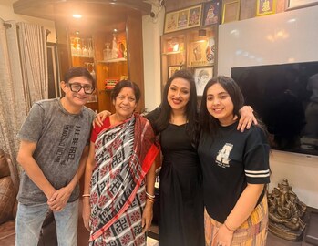 একদিকে নিজের ছেলে, অন্যদিকে প্রসেনজিতের ছেলেকে নিয়ে ছবি ঋতুপর্ণার! কাঞ্চনের বাড়িতে জমল রাতের পার্টি