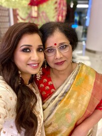 মায়ের মতোই দেখতে তাঁকে! জন্মদিনে মায়ের পুরনো ছবি পোস্ট করে বুঝিয়ে দিলেন শ্রেয়া ঘোষাল