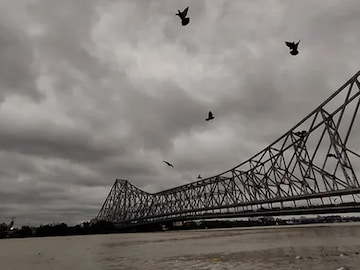 দু'ঘণ্টার মধ্যে কলকাতার পাশের জেলা-সহ দুই জেলায় ধেয়ে আসছে ঝড়বৃষ্টি! ৫০ কিমি বেগে ঝড়ের পূর্বাভাস দু'ঘণ্টার মধ্যে কলকাতার পাশের জেলা-সহ দুই জেলায় ধেয়ে আসছে ঝড়বৃষ্টি! ৫০ কিমি বেগে ঝড়ের পূর্বাভাস