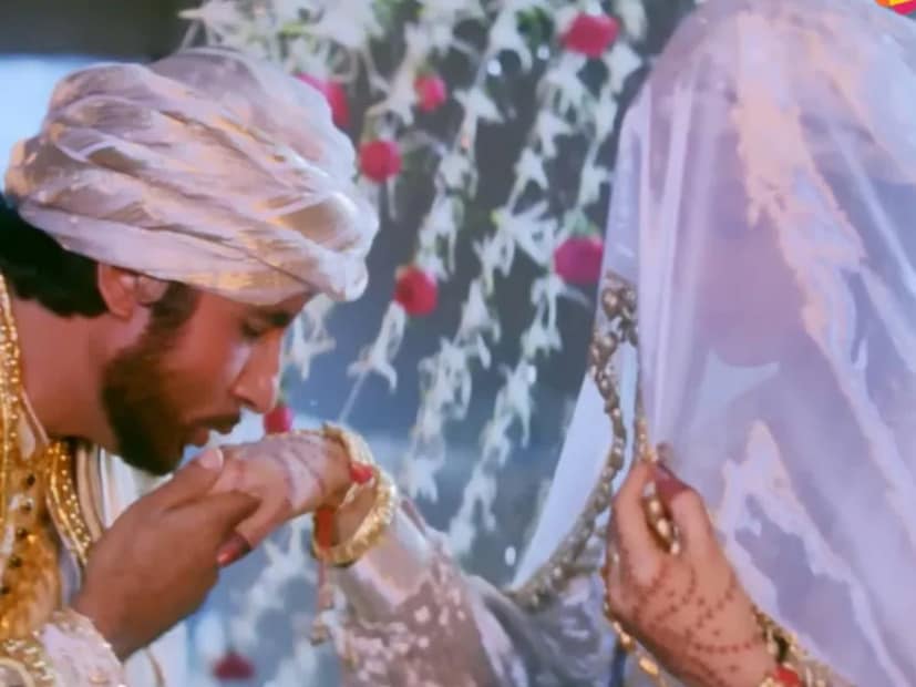 বলিউডে বিভিন্ন সময়ে এমন বেশ কিছু ছবি তৈরি হয়েছে, যেগুলি মুক্তির পর বক্স অফিসে বিশেষ সাফল্য পায়নি। অথচ সময়ের সঙ্গে সঙ্গে সেগুলি অবশ্য ‘কাল্ট ক্লাসিক’ ছবির মর্যাদা পেয়েছে। এই তালিকায় রয়েছে অনিল কাপুরের ‘লমহে’। আসলে প্রায় ৩৪ বছর আগে মুক্তি পাওয়া সত্ত্বেও এই ছবির গল্প বেশ অন্যরকম ছিল। ১৯৯১ সালে প্রেক্ষাগৃহে মুক্তি পেয়েছিল অনিল কাপুর এবং শ্রীদেবী অভিনীত ‘লমহে’। বলিউডে বিভিন্ন সময়ে এমন বেশ কিছু ছবি তৈরি হয়েছে, যেগুলি মুক্তির পর বক্স অফিসে বিশেষ সাফল্য পায়নি। অথচ সময়ের সঙ্গে সঙ্গে সেগুলি অবশ্য ‘কাল্ট ক্লাসিক’ ছবির মর্যাদা পেয়েছে। এই তালিকায় রয়েছে অনিল কাপুরের ‘লমহে’। আসলে প্রায় ৩৪ বছর আগে মুক্তি পাওয়া সত্ত্বেও এই ছবির গল্প বেশ অন্যরকম ছিল। ১৯৯১ সালে প্রেক্ষাগৃহে মুক্তি পেয়েছিল অনিল কাপুর এবং শ্রীদেবী অভিনীত ‘লমহে’।