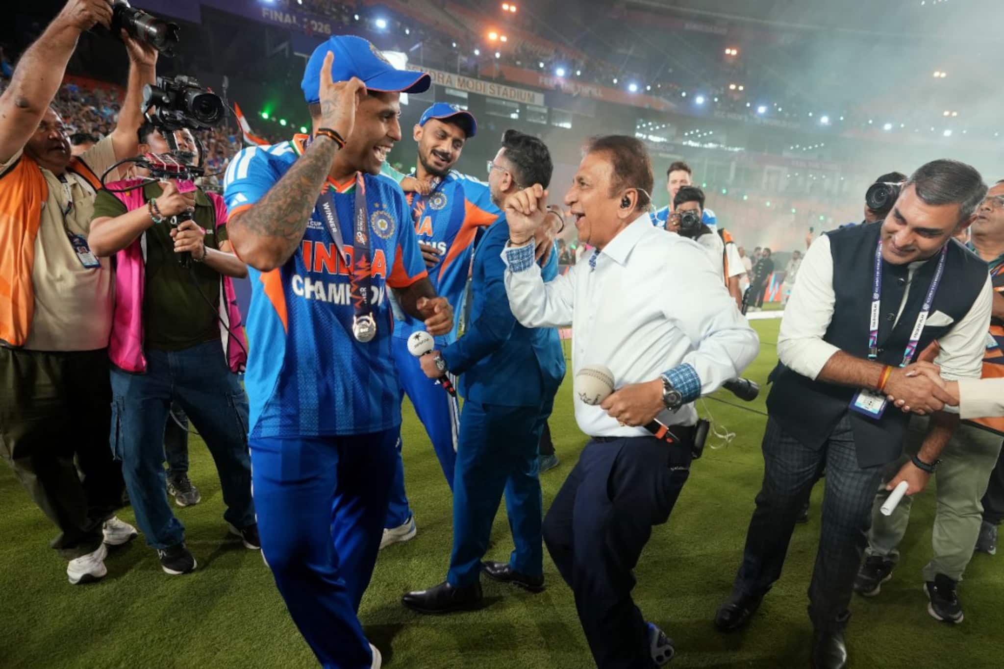 বয়স ৭৬ কেউ বলবে?এনার্জির কাছে হার মানবে যুবকরাও!ভারতের বিশ্বজয়ের পর ভাইরাল গাভাসকরের ডান্স