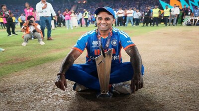 কলকাতা: সকলেই ঘুরিয়ে ফিরিয়ে পারফর্ম করল অথচ খোদ অধিনায়ক সূর্যকুমার যাদব ঠিক কী করলেন তা নিয়ে কিন্তু নানা মহলে নানা প্রশ্ন রয়েছে৷ এমনকি ওয়াকিবহাল মহল এও প্রশ্ন তুলেছে যে কোন যোগ্যতায় ভারতের অধিনায়ক থাকবেন তিনি?  রবিবার রাতে তিলক ভার্মা যখন জ্যাকব ডাফির ক্যাচ ধরে ভারতের টি-টোয়েন্টি বিশ্বকাপ খেতাব জয় নিশ্চিত করেন, তখন অধিনায়ক সূর্যকুমার যাদবের মুখে এক দুষ্টু হাসি ফুটে ওঠে। শিরোপা জয়ের হাসি যা অনেক নিন্দার ব্রহ্মাস্ত্র ভেঙে দেয়। Photo- AP 