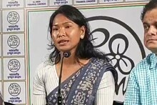 ভোটে দাঁড়াতে আর রইল না বাধা, তৃণমূল প্রার্থী স্বপ্না বর্মনের ইস্তফাপত্র মঞ্জুর করল রেল!