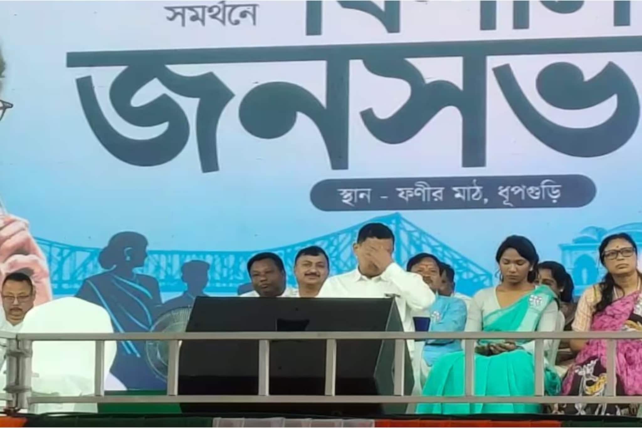 জনসমুদ্রের মাঝে দৃঢ় বার্তা! ব্যক্তিগত শোক পেরিয়ে রাজনৈতিক ময়দানে লড়াইয়ের বার্তা স্বপ্নার জনসমুদ্রের মাঝে দৃঢ় বার্তা! ব্যক্তিগত শোক পেরিয়ে রাজনৈতিক ময়দানে লড়াইয়ের বার্তা স্বপ্নার