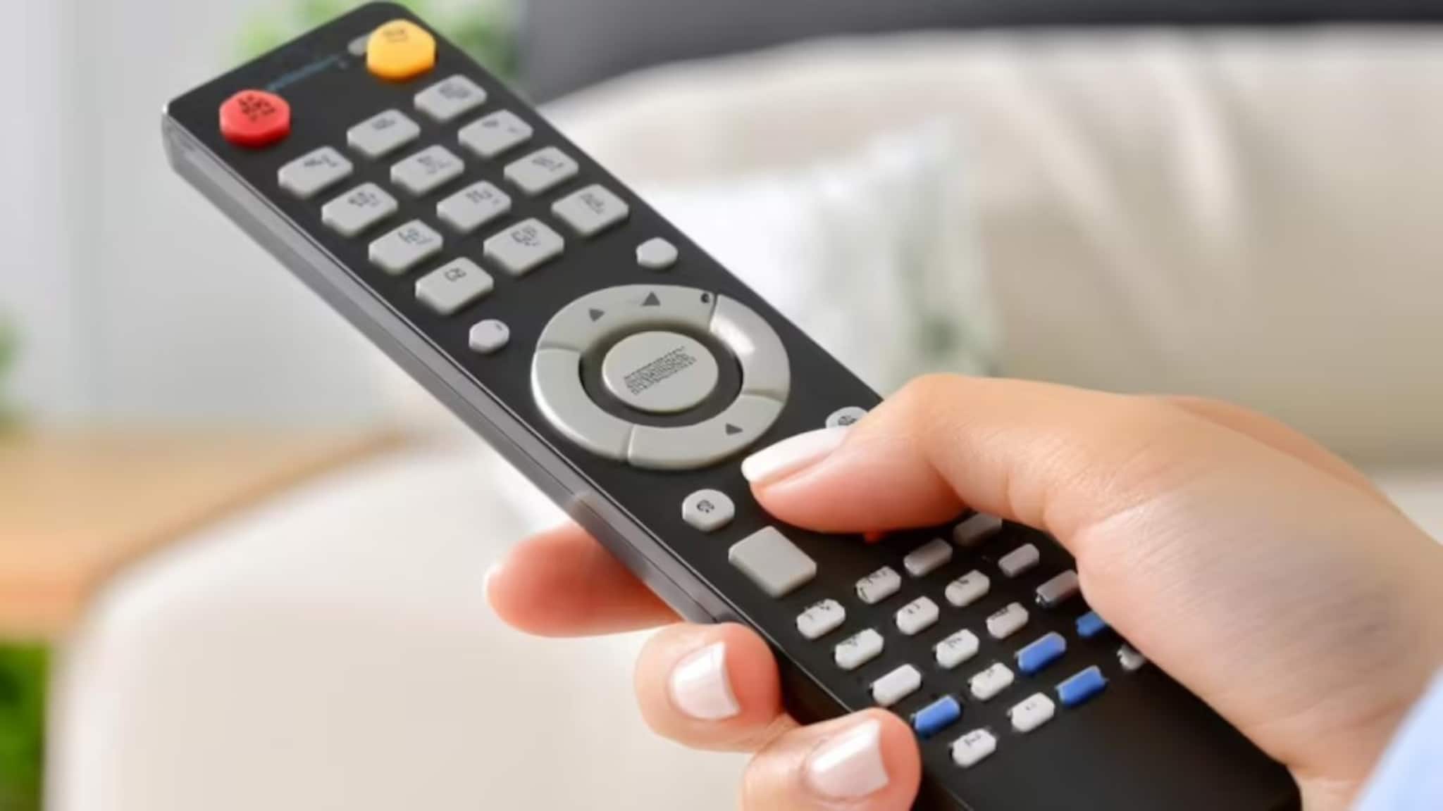 টিভির রিমোটে লাল, সবুজ, হলুদ ও নীল বাটন কেন থাকে? এই গোপন শর্টকাটগুলি আপনার কাজ সহজ করে দেবে