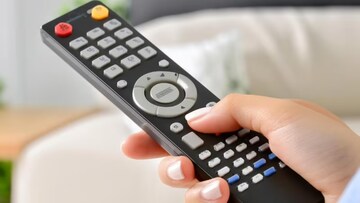 টিভির রিমোটে লাল, সবুজ, হলুদ ও নীল বাটন কেন থাকে? ৯৯% মানুষই জানেন না এর আসল রহস্য