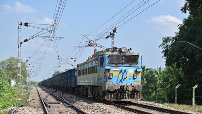 ईशान्य सीमा रेल्वेची मोठी कामगिरी! मालवाहतुकीत ४.७% वाढ, ११९१ रेक अनलोड.