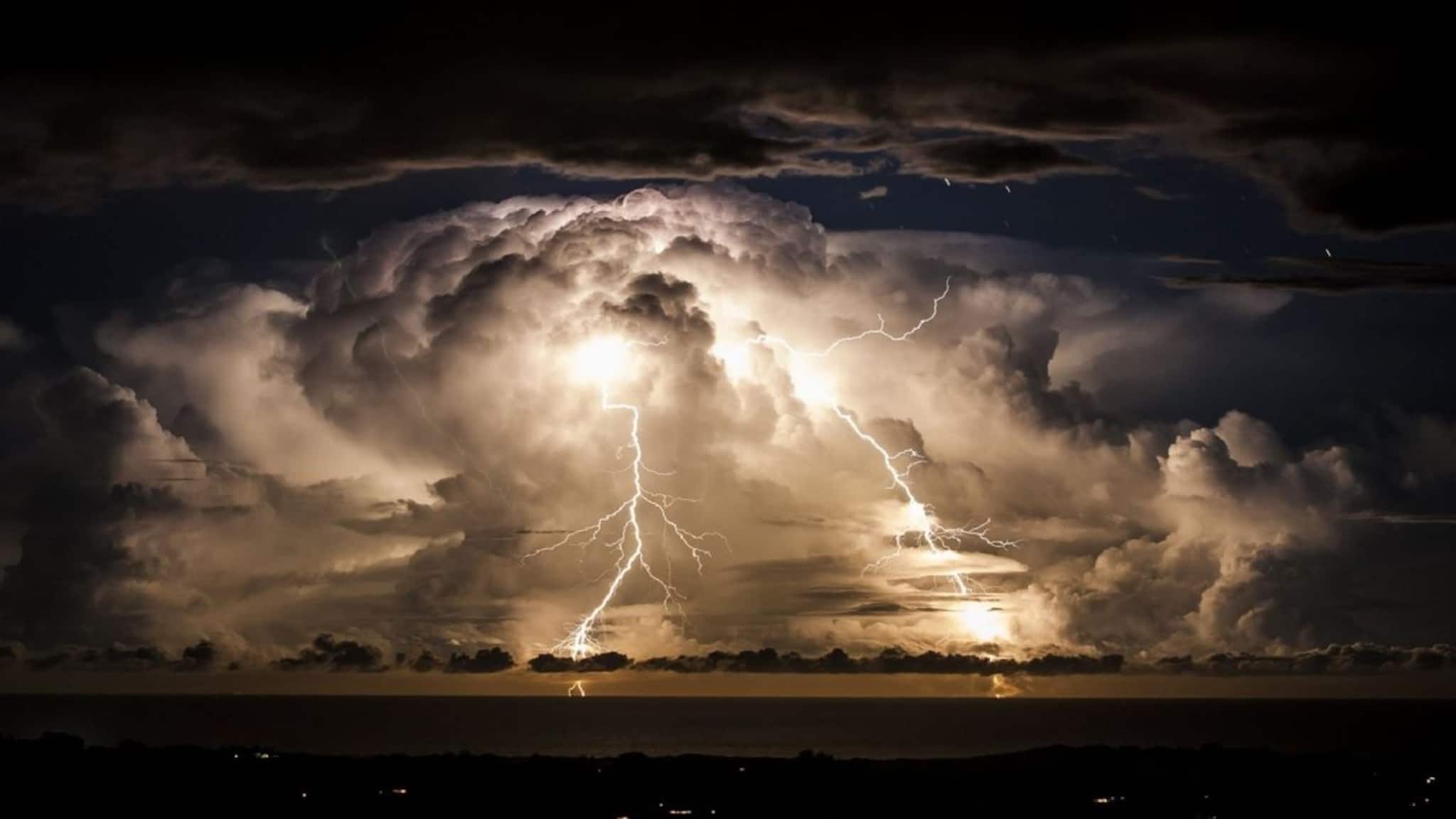Thunderstorm Alert: বঙ্গোপসাগরে ঘনিয়েছে ঘূর্ণাবর্তের ছায়া, অসমেও ঘূর্ণাবর্ত, ঘণ্টায় ৫০ কিমি গতিতে হাওয়া, বজ্র-বিদ্যুৎ সহ বৃষ্টি কাঁপাবে রাজ্যের পর রাজ্য