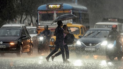 কলকাতা: আগামী ২৪ ঘণ্টায় কলকাতা সহ রাজ্যে বজ্র-বিদ্যুৎ-সহ বৃষ্টির সম্ভাবনা৷ কলকাতা হাওয়া অফিসের পক্ষ থেকে আঞ্চলিক অধিকর্তা হাবিবুর রহমান৷
