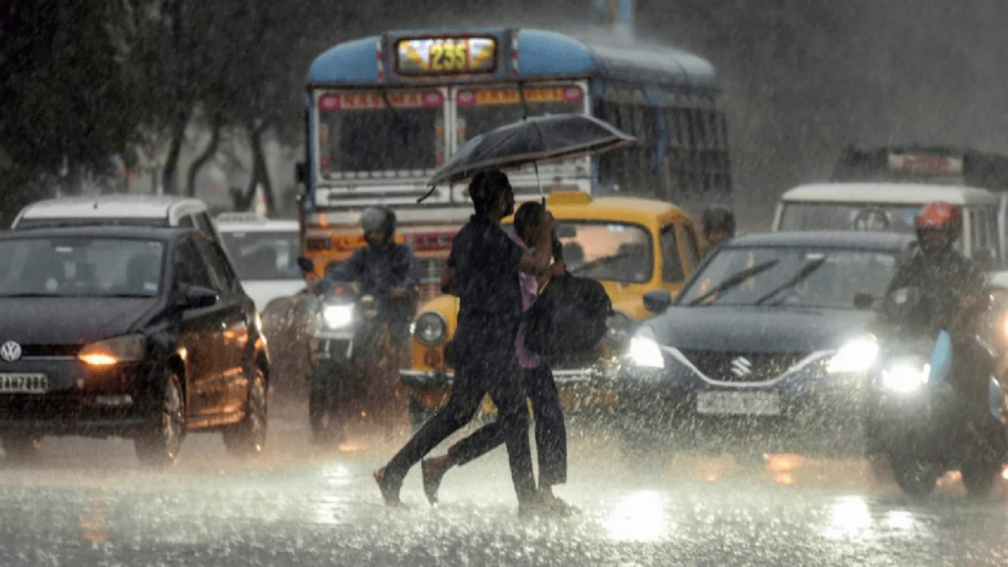 Yellow Alert In Kolkata: দিনের বেলা তাপের বিষ জ্বালা! হুড়মুড়িয়ে ঢুকছে জলীয় বাষ্প, কয়েক ঘণ্টাতেই ঘন দুর্যোগের অশনি জেলায়-জেলায়
