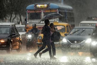 হুড়মুড়িয়ে ঢুকছে জলীয় বাষ্প, কয়েক ঘণ্টাতেই ঘন দুর্যোগের অশনি জেলায়-জেলায়