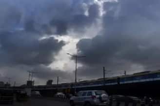 ধেয়ে আসছে প্রবল দুর্যোগ, প্রবল ঝড়ের হাওয়ায় এদিক-ওদিক, বৃষ্টিতে নাজেহাল