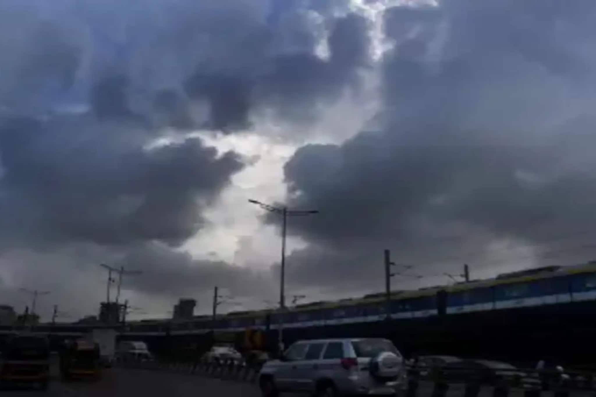 ধেয়ে আসছে প্রবল দুর্যোগ, প্রবল ঝড়ের হাওয়ায় এদিক-ওদিক, বৃষ্টিতে নাজেহাল