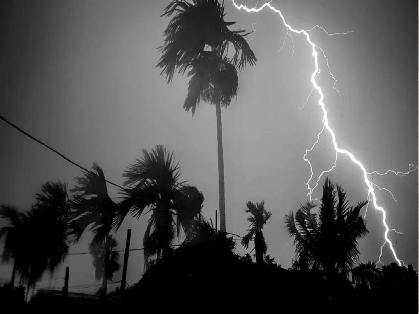 এদিক হাওয়া অফিস আরও জানিয়ে রেখেছে কলকাতা, হাওড়া, হুগলি, উত্তর ও দক্ষিণ ২৪ পরগনা, পূর্ব পশ্চিম বর্ধমান, বাঁকুড়া এবং পশ্চিম মেদিনীপুর জেলাতে বজ্র-বিদ্যুৎ-সহ হালকা থেকে মাঝারি বৃষ্টির সঙ্গে ৫০ থেকে ৬০ কিলোমিটার গতিবেগে দমকা ঝোড়ো বাতাস বইবে। দক্ষিণবঙ্গের বাকি জেলাগুলিতে ৪০ থেকে ৫০ কিলোমিটার প্রতি ঘণ্টা গতিবেগে দমকা বাতাসের সঙ্গে বজ্র-বিদ্যুৎ-সহ বৃষ্টির সতর্কতা জারি করা হয়েছে। এদিক হাওয়া অফিস আরও জানিয়ে রেখেছে কলকাতা, হাওড়া, হুগলি, উত্তর ও দক্ষিণ ২৪ পরগনা, পূর্ব পশ্চিম বর্ধমান, বাঁকুড়া এবং পশ্চিম মেদিনীপুর জেলাতে বজ্র-বিদ্যুৎ-সহ হালকা থেকে মাঝারি বৃষ্টির সঙ্গে ৫০ থেকে ৬০ কিলোমিটার গতিবেগে দমকা ঝোড়ো বাতাস বইবে। দক্ষিণবঙ্গের বাকি জেলাগুলিতে ৪০ থেকে ৫০ কিলোমিটার প্রতি ঘণ্টা গতিবেগে দমকা বাতাসের সঙ্গে বজ্র-বিদ্যুৎ-সহ বৃষ্টির সতর্কতা জারি করা হয়েছে।