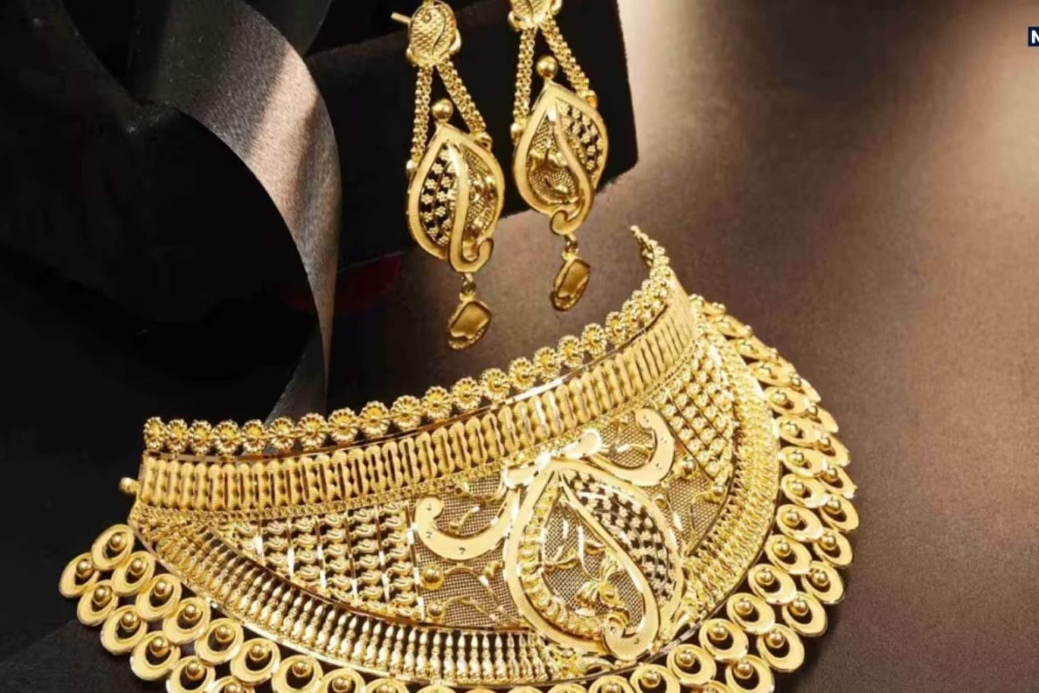 সোনার গয়নায় কালো কালো দাগ? বাড়িতেই পরিষ্কার করুন এই ৩ পদ্ধতিতে