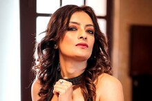 দক্ষিণেশ্বরে সিপিএম প্রার্থীর প্রচারে প্রার্থীর সঙ্গে দেওয়ার লিখলেন অভিনেত্রী উষসী চক্রবর্তী