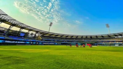 কলকাতা: বৃহস্পতিবার মুম্বইয়ের ওয়াংখেড়ে স্টেডিয়ামে মুখোমুখি হওয়ার প্রস্তুতি নিচ্ছে ভারত ও ইংল্যান্ড। ২০২৬ সালের টি-টোয়েন্টি বিশ্বকাপের একটি হেভিওয়েট প্রতীক্ষিত লড়াই অপেক্ষা করছে। সুপার এইট পর্বে ওয়েস্ট ইন্ডিজের বিপক্ষে মনোবল বৃদ্ধিকারী জয়ের পর ভারত এই ম্যাচে নামছে, অন্যদিকে ইংল্যান্ড শুরুর দিকে কিছু বাধা কাটিয়ে আরও শক্তিশালী হয়েছে। ট্র্যাডিশানালি ওয়াংখেড়ে স্টেডিয়াম বোলারদের চেয়ে ব্যাটারদের জন্য বেশি সহায়ক৷ এটা আশার বিষয় হলেও কিছু উদ্বেগের বিষয় রয়েছে।
