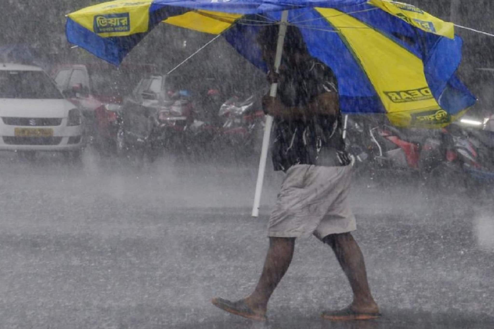 এখনই ৫ জেলায় ধেয়ে আসছে ঝেঁপে ঝড়বৃষ্টি, বজ্রপাতের আশঙ্কা! তুমুল দুর্যোগ চলবে কতদিন? আবহাওয়ার বড় আপডেট